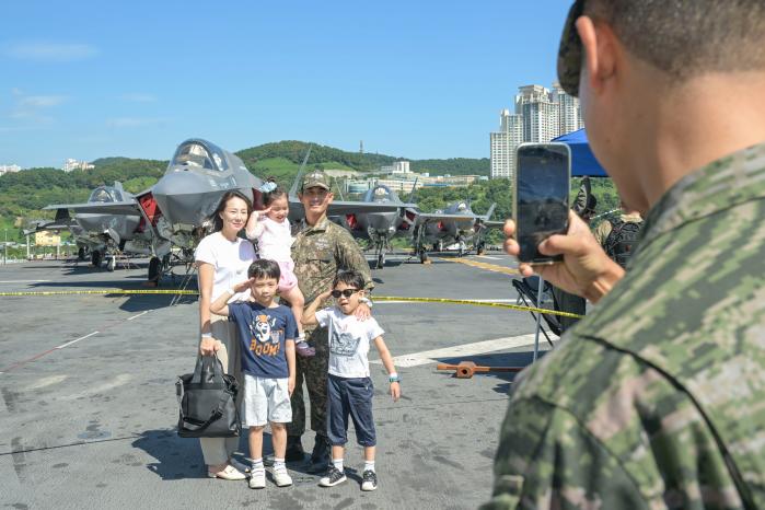 공군38전투비행전대 장병들이 '전투능력 경연대회'에서 상대 팀과 교전하고 있다. 사진 제공=강다빈 하사