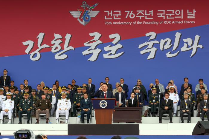 기념사를 마친 윤석열 대통령이 장병들의 경례에 거수경례로 화답하고 있다. 이경원 기자