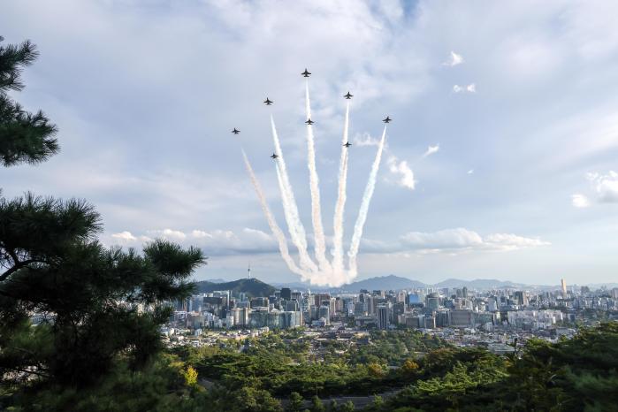 건군 76주년 국군의 날 시가행진을 축하하기 위해 공군 특수비행팀 블랙이글스가 서울 상공을 화려하게 수놓으며 비행하고 있다.