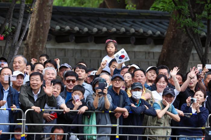 시가행진에 나선 장병들과 주요 전력을 지켜보고 있는 국민들.