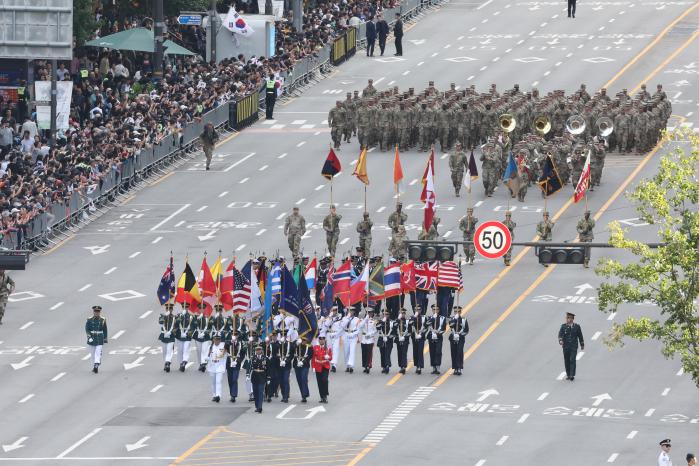 미국 등 유엔군사령부 회원국 국기를 든 기수단이 행진하고 있다.