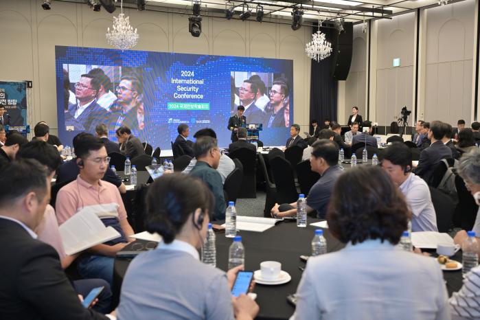 국방대학교 국가안전보장문제연구소가 지난달 30일 한국국제정치학회와 공동 개최한 2024 국제안보학술회의에서 임기훈(육군중장) 총장이 환영사를 하고 있다. 국방대 제공