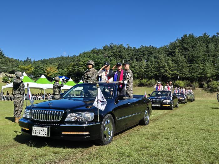 육군3군단이 주관한 ‘74주년 38선 돌파 전승 기념행사’에서 6·25전쟁 참전용사들이 열병 차량에 탑승해 후배 장병들의 경례를 받고 있다. 부대 제공