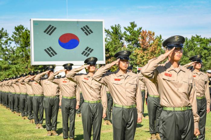 해병대교육훈련단이 2일 개최한 1309기 수료식에서 신병들이 국기에 대한 경례를 하고 있다. 사진 제공=서영수 상병