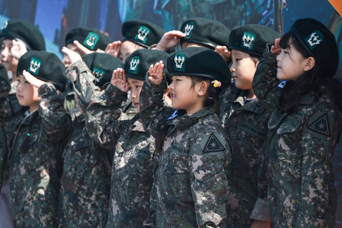 2일 충남 계룡대 비상활주로 일대에서 진행된 2024 지상군페스티벌 행사장을 찾은 어린이들이 군복을 입고 경례하고 있다.