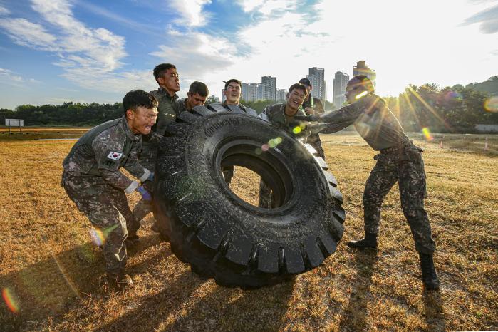 지난 4~5일 육군사관학교(육사)에서 열린 제11회 화랑 커맨디프 경연대회에 참가한 생도들이 함께 대형 타이어를 운반하고 있다. 육사 제공