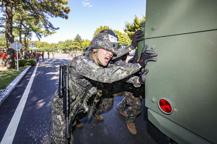 지난 4~5일 육군사관학교(육사)에서 열린 제11회 화랑 커맨디프 경연대회에 참가한 생도들이 진지 강화 및 재편성 상황에서 전술차량을 밀고 있다. 육사 제공