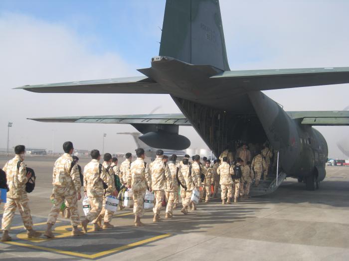 쿠웨이트로 이동하기 위해 C-130 수송기에 오르는 장병들.