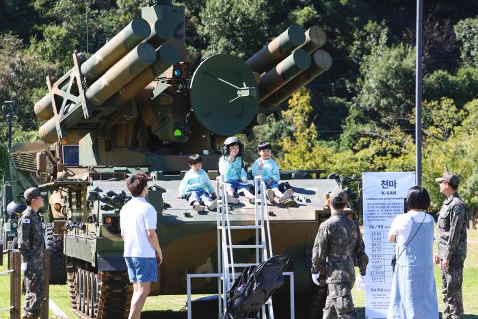 지난 4~6일 경북 칠곡군 낙동강 칠곡보 생태공원과 오토캠핑장 일대에서 열린 제15회 낙동강지구 전투 전승행사와 제11회 칠곡 낙동강 평화축제를 찾은 어린이들이 지대공유도무기 ‘천마’ 위에서 기념사진을 찍고 있다. 육군2작전사령부 제공