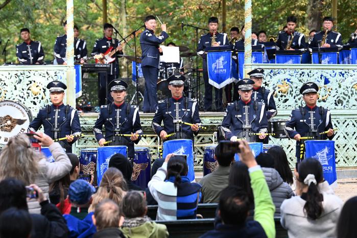 공군군악대 장병들이 지난 3일(현지시간) 벨기에 브뤼셀 공원을 찾은 현지 교민과 시민들에게 타악기 퍼포먼스를 보여주고 있다. 공군 제공