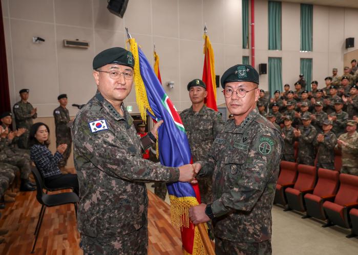 박안수(앞줄 왼쪽) 육군참모총장이 지난 4일 육군지상작전사령부에서 열린 신임 지상작전사령관 겸 지상군구성군사령관 취임식에서 강호필 사령관에게 부대기를 건네고 있다. 부대 제공