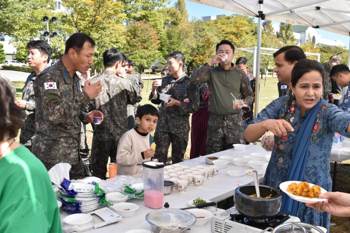 공군대학 외국군 수탁장교와 한국 학생장교들이 각국 음식을 체험하고 있다. 부대 제공