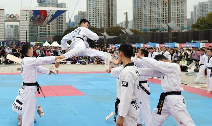 시원하게 공중격파 육군1군단 태권도 시범단 장병들이 공중격파를 선보이고 있다.