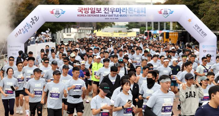 6일 서울 송파구 올림픽공원 일원에서 열린 제20회 국방일보 전우마라톤대회에서 참가자들이 힘차게 출발하고 있다. 양동욱 기자