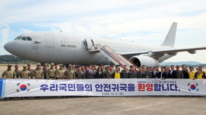 김선호 국방부 차관과 강인선 외교부 2차관, 이영수 공군참모총장이 레바논 교민 수송에 이바지한 군·외교부 지원 요원들을 격려한 뒤 기념사진을 찍고 있다.