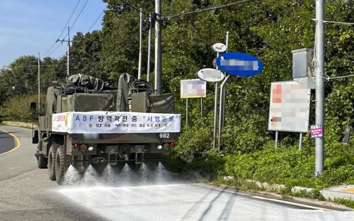 지난달 30일 육군1보병사단 제독차량이 경기도 파주시 해마루촌 일대 도로 방역을 하고 있다. 부대 제공