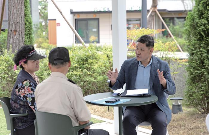 회사 직원들과 이야기를 나누고 있는 이성희 씨.