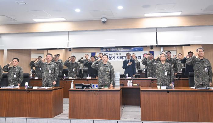 7일 계룡대 해군본부에서 열린 해군 지휘관 협업 회의 중 양용모(앞줄 가운데) 해군참모총장을 비롯한 참석자들이 국기에 대한 경례를 하고 있다. 해군 제공