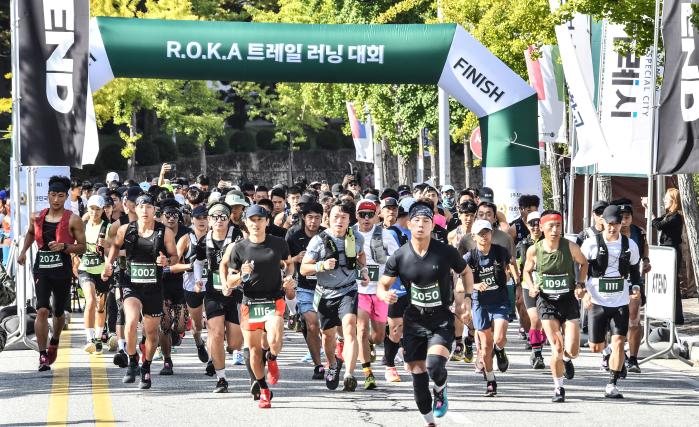 육군이 국군의 날을 기념해 지난 5일 용인시 한국외국어대학교에서 개최한 R.O.K.A 트레일러닝 대회 중 참가자들이 힘차게 뛰고 있다. 육군 제공