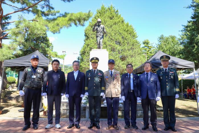 김성구(왼쪽 넷째) 육군수도기계화보병사단장과 참석자들이 지난 4일 사령부 내에 조성된 재구공원에서 열린 고 강재구 소령 59주기 추모행사에서 기념사진을 찍고 있다. 부대 제공