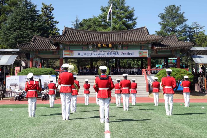 육군31보병사단 부대개방행사에서 군악대 장병들이 환영행사로 사단가를 연주하고 있다.