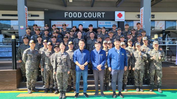 공군군수사령부와 교육사령부 군악대 장병들이 죽암휴게소 관계자들과 기념사진을 찍고 있다. 부대 제공 