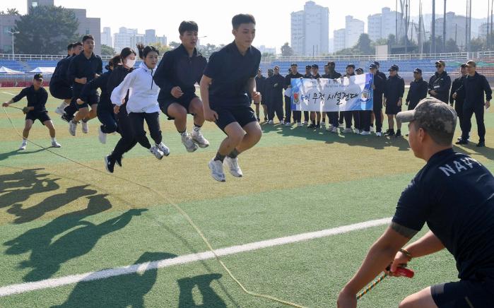 해군진해기지사령부 창설 78주년을 기념해 열린 체육대회에서 장병들이 단체 줄넘기를 하고 있다. 부대 제공