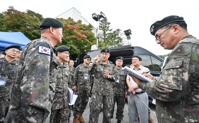 박안수 육군참모총장과 주요 관계관들이 8일 열린 전자기스펙트럼 발전세미나에서 전자기전 장비들을 살펴본 후 대화를 나누고 있다. 육군 제공