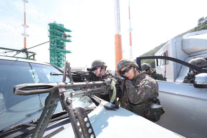 8일 전남 고흥군 나로우주센터에서 전개된 합동 방호·대테러 훈련 중 육군31보병사단 이순신여단 장병들이 경계를 하고 있다.