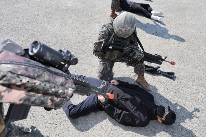 대항군을 제압하고 있는 이순신여단 장병들.