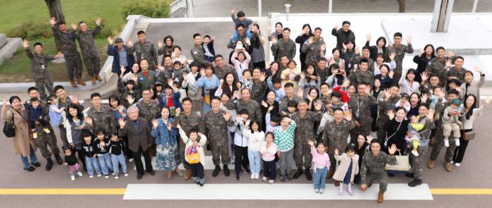 육군3군단 부대개방행사에서 군단 간부들과 가족들이 사진 촬영을 위해 손을 흔들며 즐거운 시간을 보내고 있다. 부대 제공