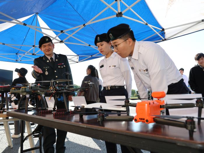 10일 육군36보병사단 부대개방 행사에 참석한 학군사관후보생들이 장비를 관람하고 있다. 부대 제공