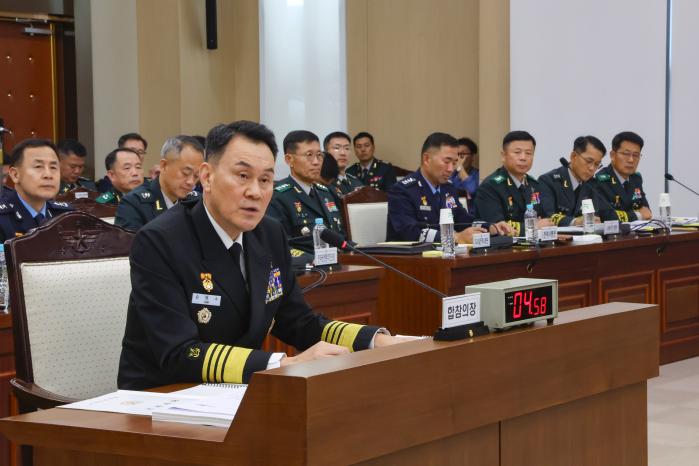 김명수 합참의장이 10일 서울 용산구 국방부 대회의실에서 열린 국회 국방위원회 합참 국정감사에서 의원 질의에 답변하고 있다. 이경원 기자