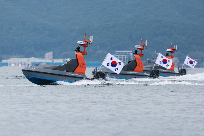 국방과학연구소가 지난 7일 해군사관학교 앞바다에서 진행한 군집 무인수상정 운용기술 시연에서 무인수상정들이 물살을 가르며 기동하고 있다.