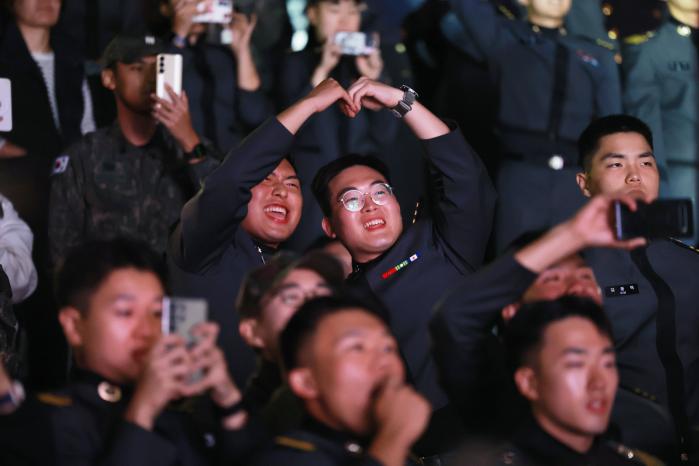 충성제에서 3사 생도들이 동기·지인·가족들과 함께 환호성을 지르며 공연을 즐기고 있다.