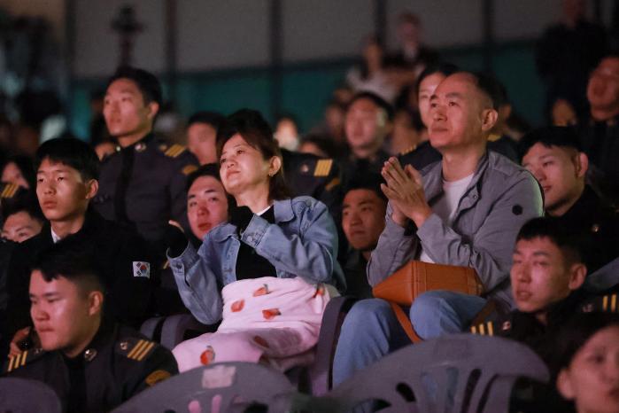 충성제에서 3사 생도들이 동기·지인·가족들과 함께 환호성을 지르며 공연을 즐기고 있다.
