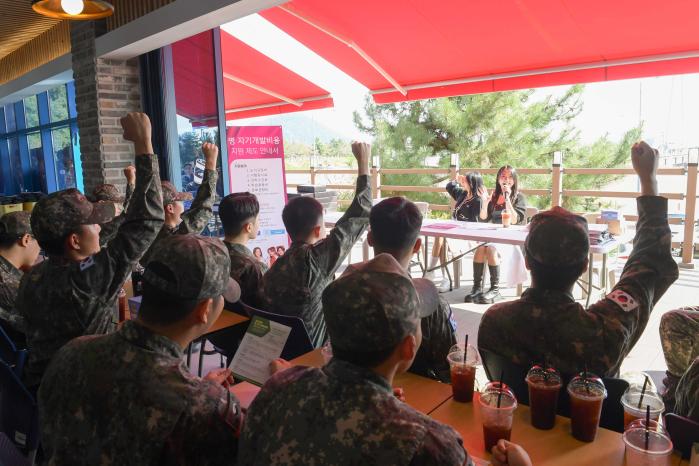 지난 11일 해마루 카페에서 해군진기사 장병들이 걸그룹 ‘마카마카’와 함께 ‘병 자기개발비용 지원 사업’ 관련 퀴즈를 풀고 있다. 부대 제공