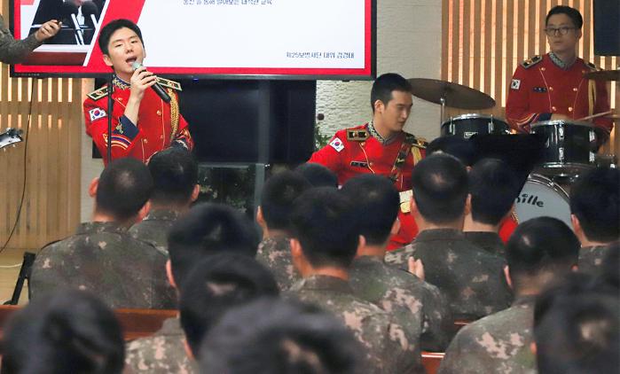 육군25보병사단이 개최한 정신전력 순회 교육에서 군악대 장병들이 공연을 하고 있다. 부대 제공