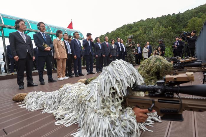 성일종 위원장을 비롯해 국회 국방위원회 소속 의원들이 14일 오후 ‘2024 국정감사’ 현장 점검의 하나로 육군특수전사령부 예하 특수전학교를 방문해 대테러작전 능력을 확인하고 있다. 앞서 의원들은 공군작전사령부를 찾아 미 공군사령부와 전구(戰區) 내 항공우주작전을 지휘·통제하는 한국항공우주작전본부에서 한미 연합방위태세를 살폈다. 이경원 기자