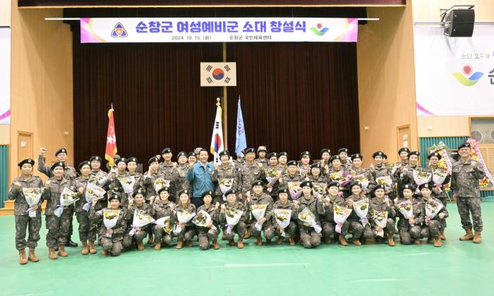 15일 전북 순창군 국민체육센터에서 진행된 육군35보병사단 순창군 여성예비군 소대 창설식에서 참석자들이 파이팅을 외치고 있다. 부대 제공