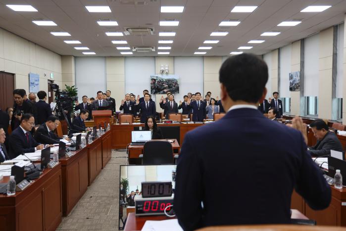 15일 국회에서 열린 국방위원회의 방위사업청 국정감사에서 참석자들이 증인 선서를 하고 있다.