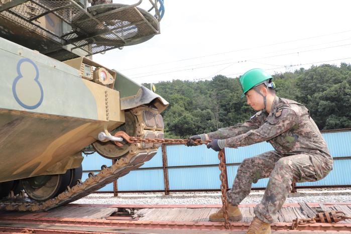 육군8기동사단 장병이 군 화물열차에 K2 전차를 결박하고 있다. 사진 제공=오성환 군무주무관