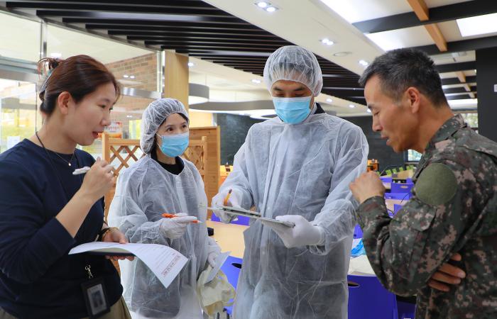 계룡대근무지원단과 대전식약청 관계자들이 급식 컨설팅 결과와 관련해 의견을 교환하고 있다. 계근단 제공