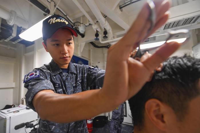 한산도함 조리병 김주승 병장(위)과 위생관리병 최준영 병장. 순항훈련전단 제공