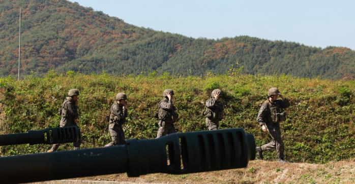 16일 육군5포병여단 1포병단 선봉대대 장병들이 즉각대기 포병임무를 수행하기 위해 K9A1 자주포 옆으로 이동하고 있다. 김병문 기자