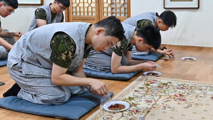 공군3미사일방어여단 장병들이 16일 강원도 원주시 구룡사에서 열린 템플스테이 프로그램 중 염주를 만들고 있다. 사진 제공=윤효정 대위