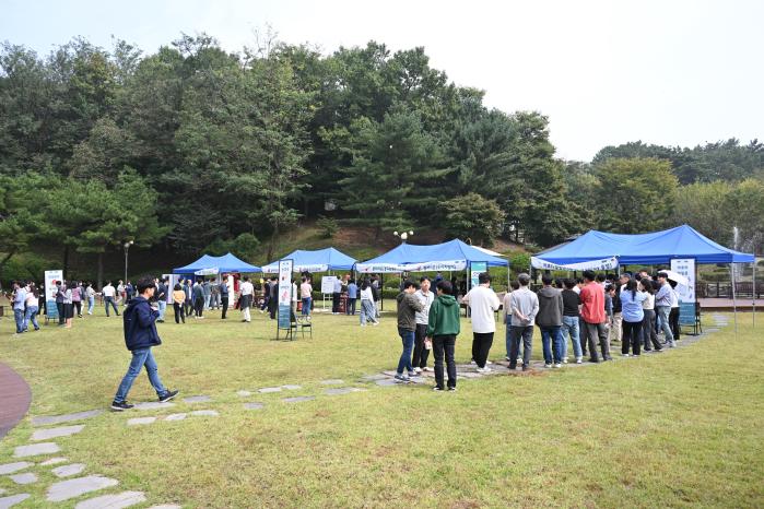 국방과학연구소 직원들이 16일 열린 힐링데이 행사에서 프로그램에 참여하고 있다. ADD 제공