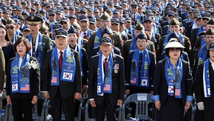 강정애 국가보훈부 장관, 김정규 대한민국 무공수훈자회장, 6·25 참전용사인 김기열 옹(맨 앞줄 왼쪽부터)과 대한민국 무공수훈자회원들이 17일 오후 서울 용산구 전쟁기념관에서 열린 제74주년 장진호전투 기념행사에서 애국가를 제창하고 있다. 조종원 기자