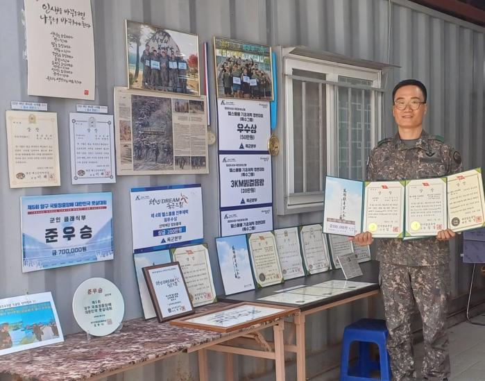 헬스뿜뿜 경연대회에 다섯 번 참가해 모두 상을 받은 육군1산악여단 정보중대 손기석 원사. 그는 최고령 최정예 현장 전투원이라는 목표를 갖고 임무 수행에 매진하고 있다.