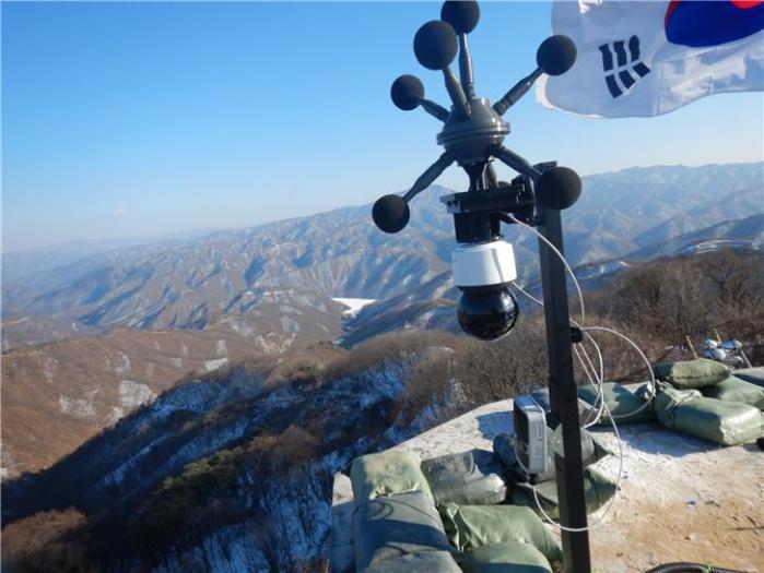 육군교육사령부 AI기술소요과의 ‘AI 기반 적 사격 위치식별 장비(왼쪽)’와 GP에 설치된 수신부. 국방부 제공